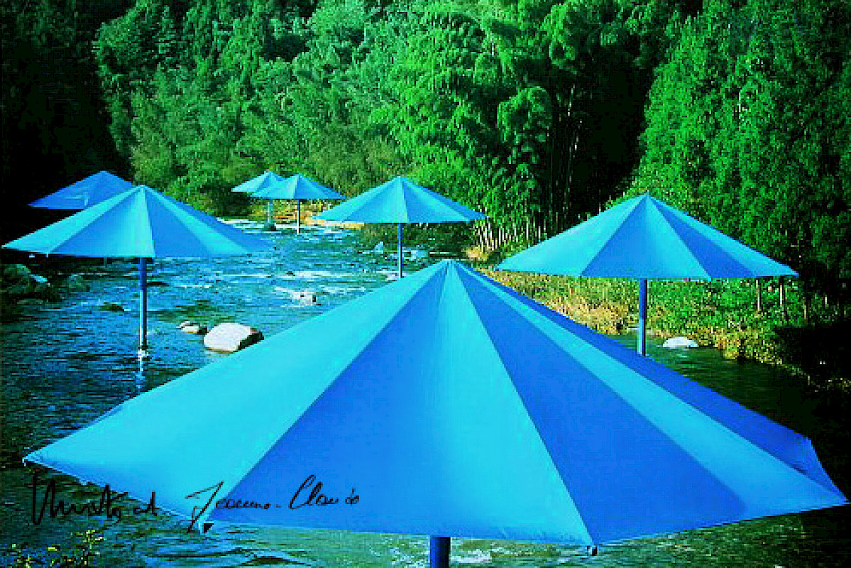 Christo + Jeanne-Claude, Umbrellas Blue Nr. XVI, 1991