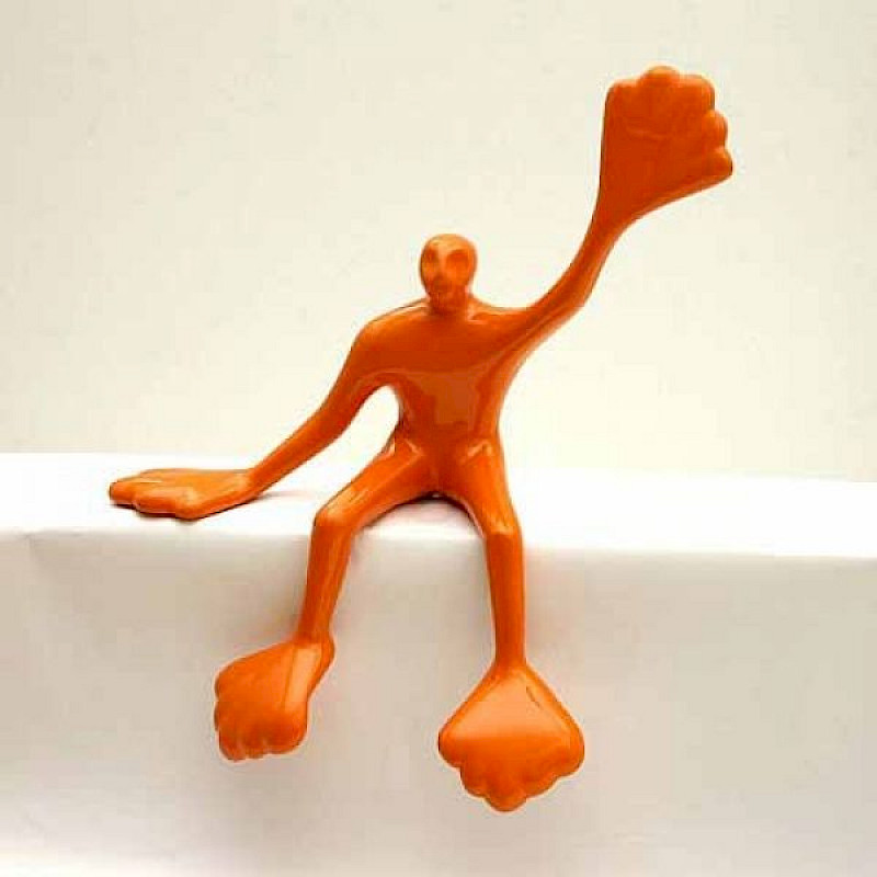 Rosalie - Flossi V sitzend, links Hallo, orange
