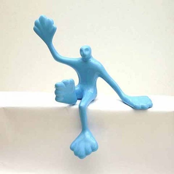 Rosalie - Flossi VI sitzend, rechts Hallo, hellblau